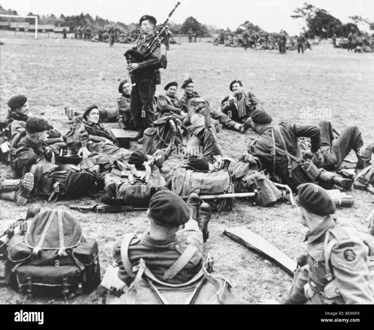 D-DAY 1944 - 21 year old piper Bill Millin with Ist Social Service Brigade Commandos while awaiting embarkation in June 1944 Stock Photo