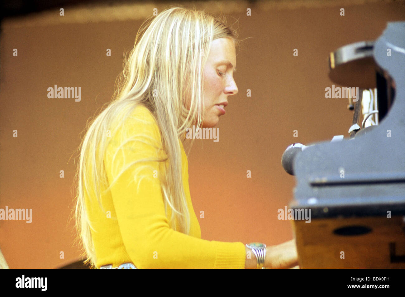 Joni mitchell 1972 hires stock photography and images Alamy