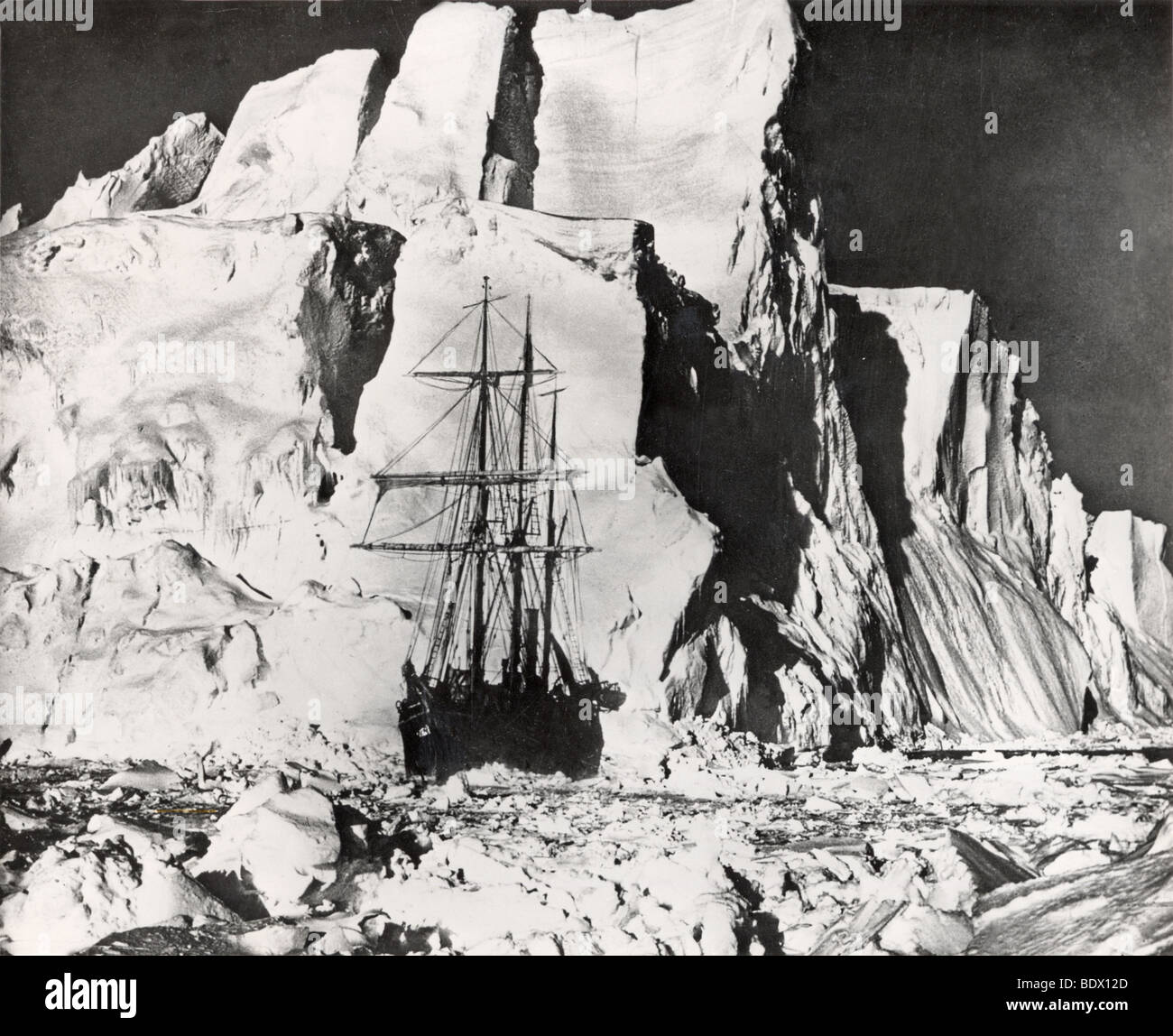 SHACKLETON'S SHIP ENDURANCE trapped in the Antarctic ice in 1916 photographed by Frank Hurley Stock Photo