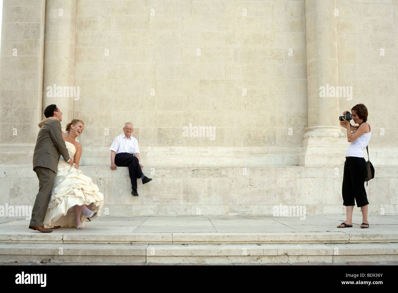 Bride groom pose photographer hi-res stock photography and images - Alamy