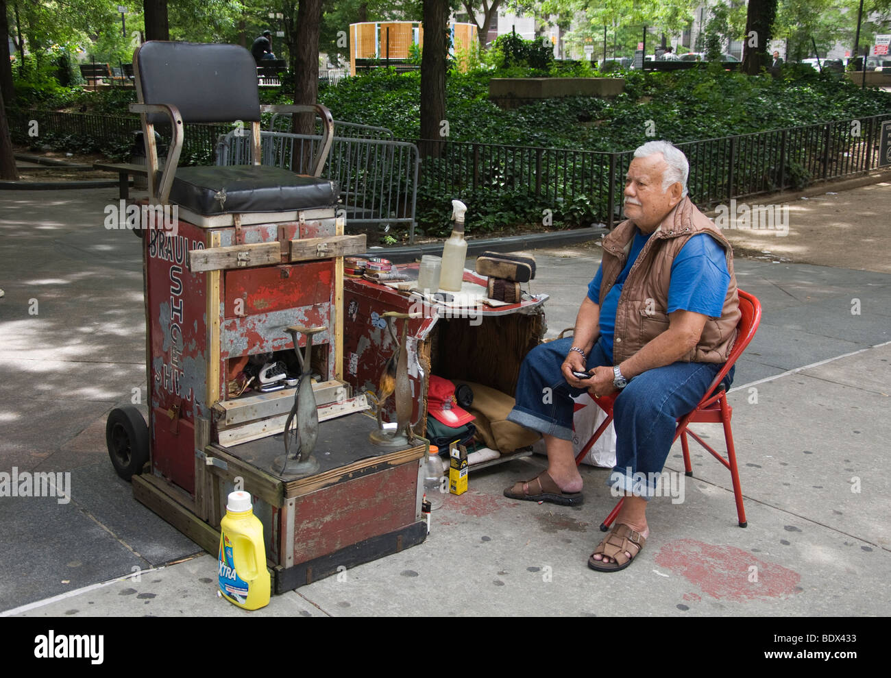 shoe shine cleaner in new york city Stock Photo
