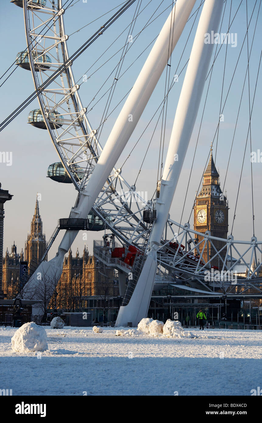 LONDON: LONDON EYE AND BIG BEN IN THE SNOW Stock Photo