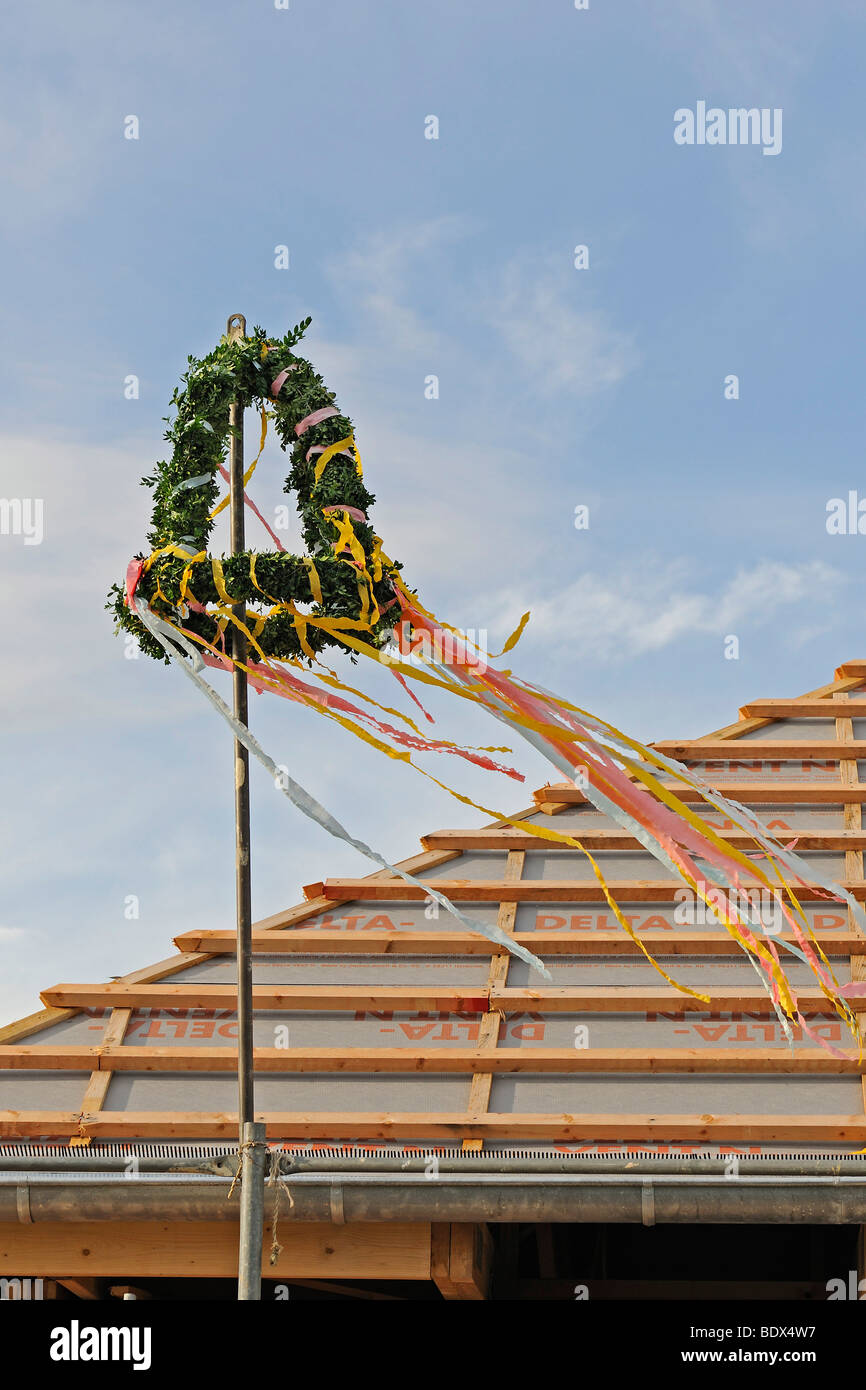 Toppingout wreath at the roofing ceremony of a family home Stock Photo