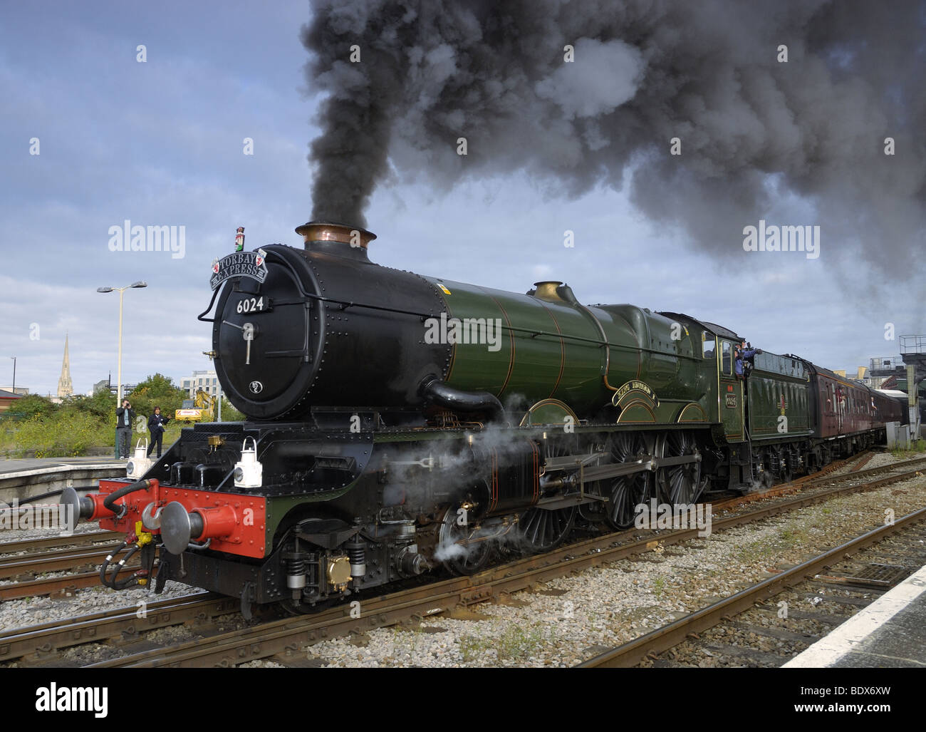 King Edward I, number 6024 leaving Bristol temple Meads railway station Hauling the summer special train 'the Torbay Express' Stock Photo