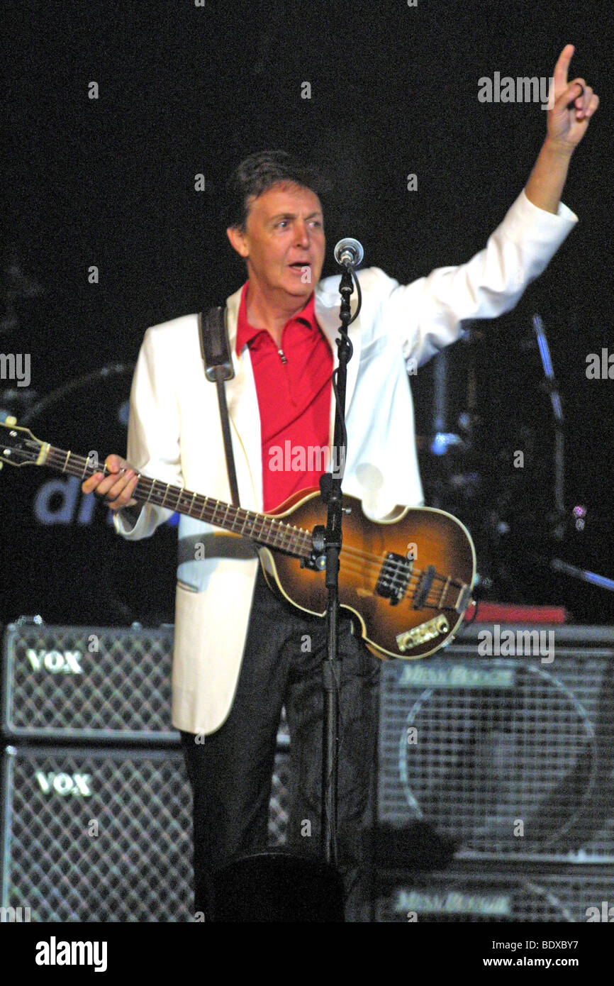 PAUL McCARTNEY  on the driving USA Tour at the Arrowhead Pond of Anaheim, California, on 5 May 2002 Stock Photo