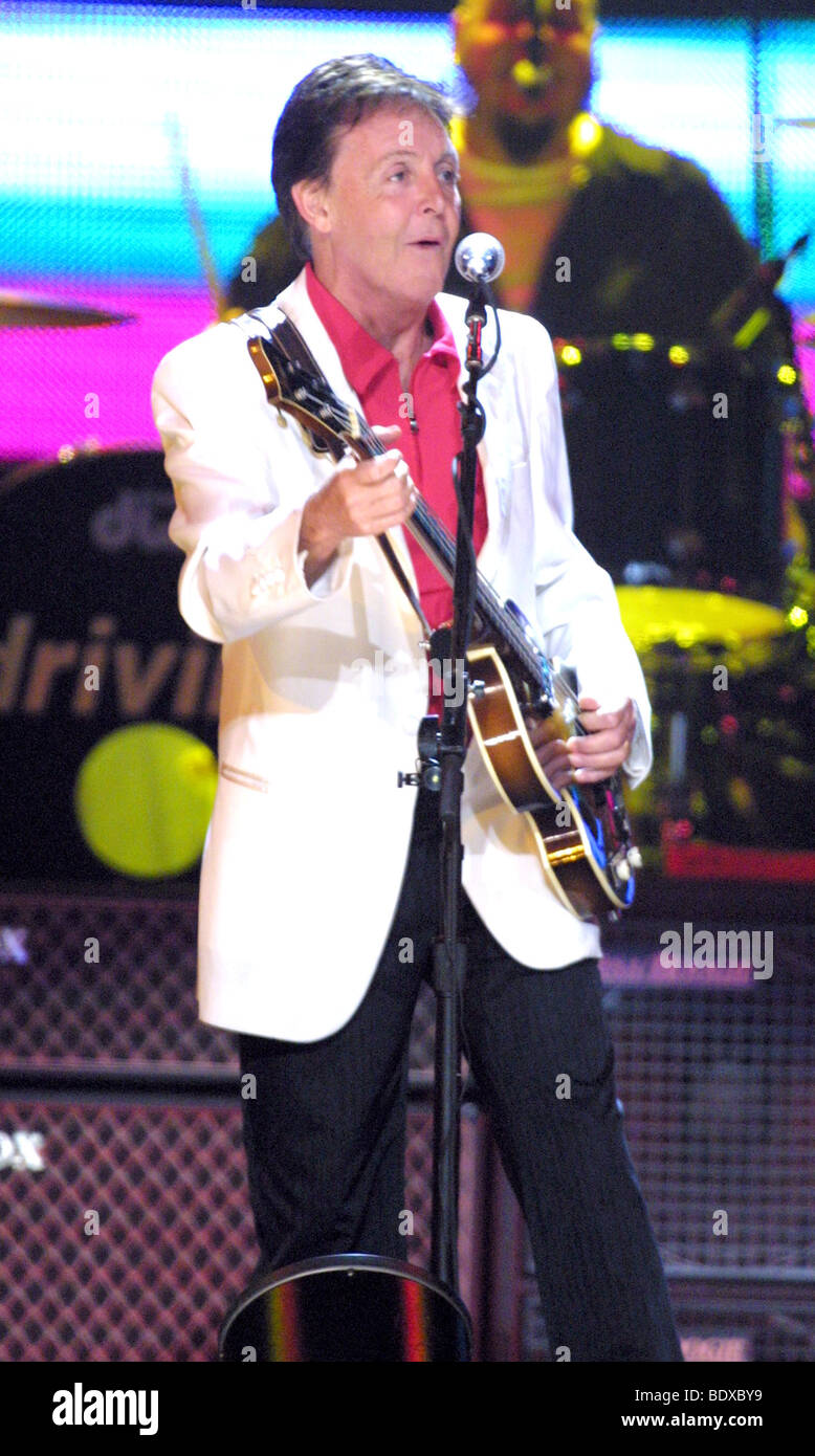 PAUL McCARTNEY  on the driving USA Tour at the Arrowhead Pond of Anaheim, California, on 5 May 2002 Stock Photo
