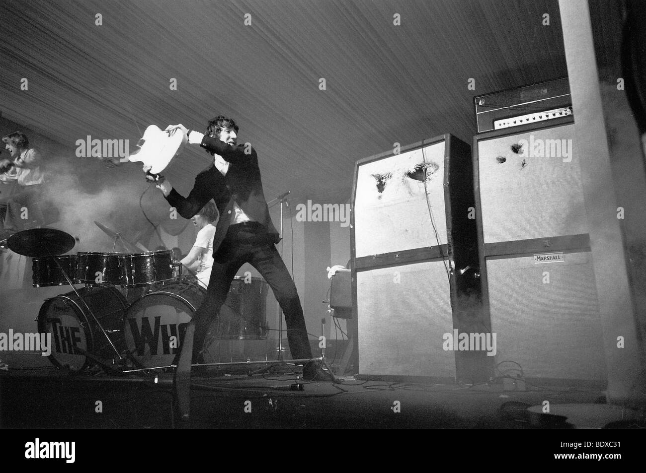 THE WHO - Pete Townshend smashes his guitar & amp at  Windsor Jazz & Blues Festival , Windsor Racecourse,  Saturday 30 July 1966 Stock Photo