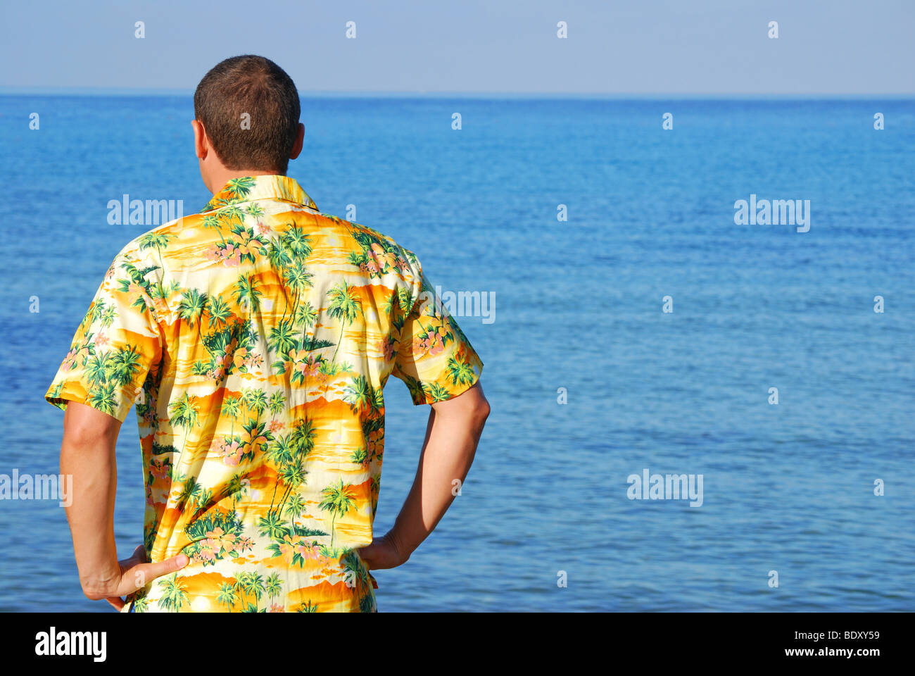 Sea wear. Мужчина в гавайской рубашке. Гавайская рубашка море. Парень на пляже в гавайской рубашке. Рубашка для моря.