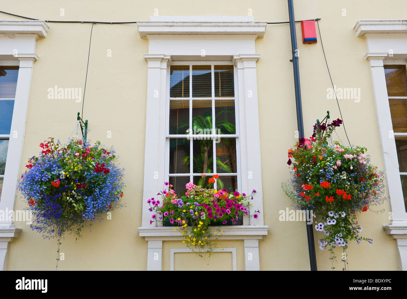 Pub with hanging baskets hires stock photography and images Alamy