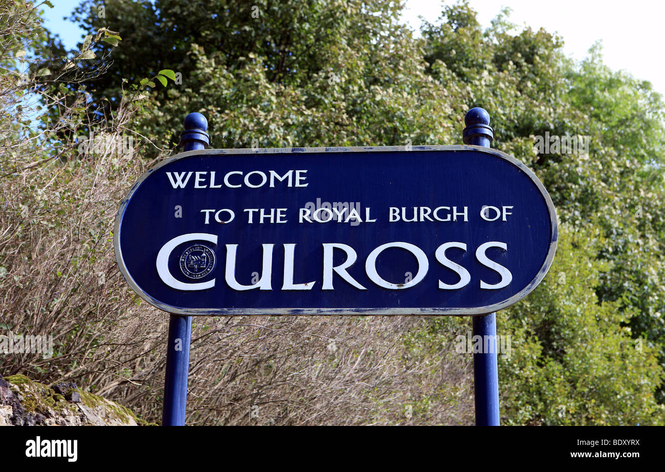Sign welcoming visitors to the Royal Burgh of Culross Stock Photo