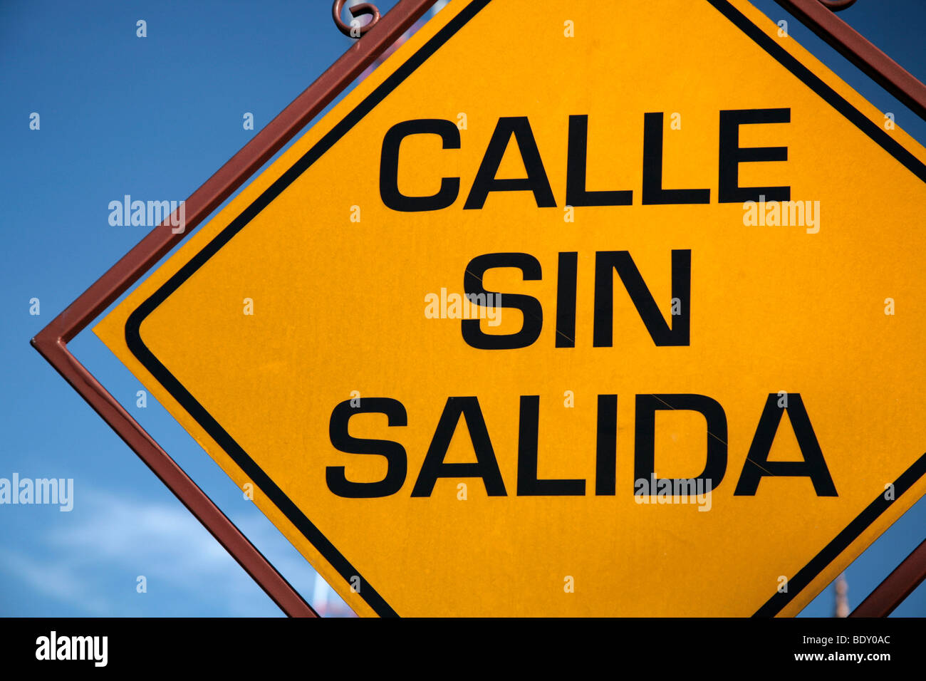 A dead road ahead sign in Spanish. Stock Photo