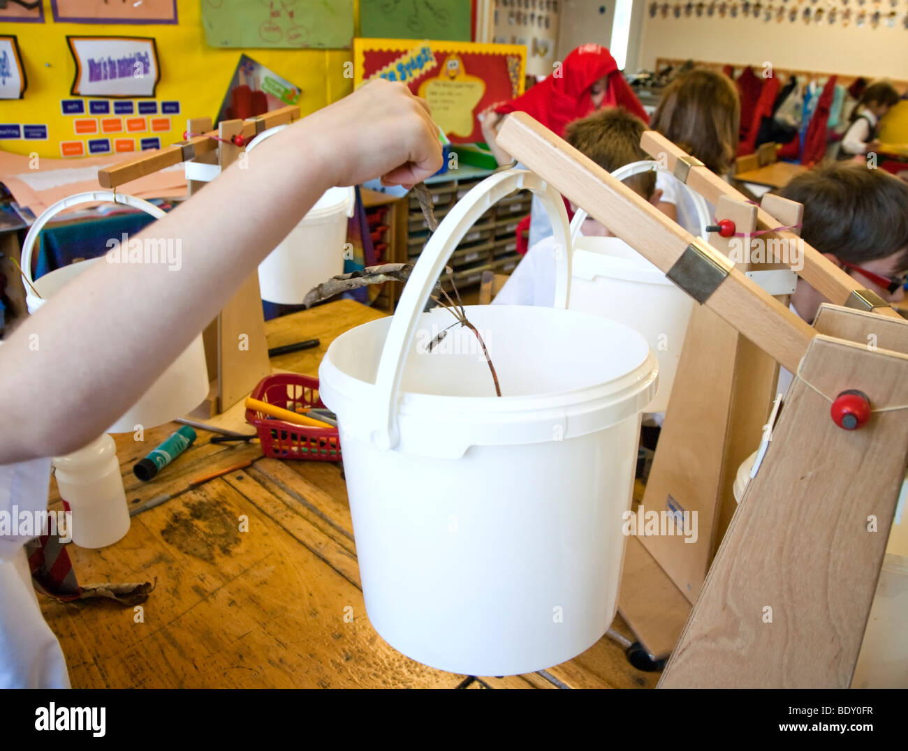 Primary school science experiment Stock Photo Alamy