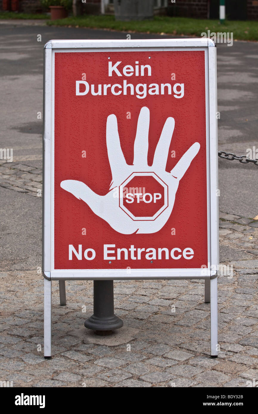 Stand-up display saying 'Kein Durchgang - Stop - No Entrance' Stock Photo