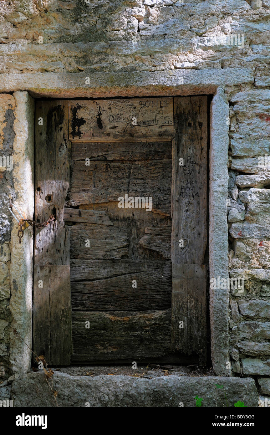 Old wooden door in a stone building Stock Photo - Alamy