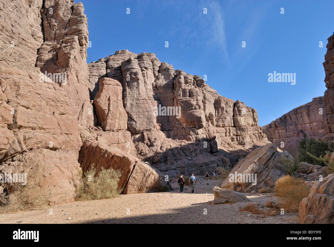 Hikers at the access to Ladder Canyon, Mecca Hills, southeast of Indio, Southern California, USA Stock Photo