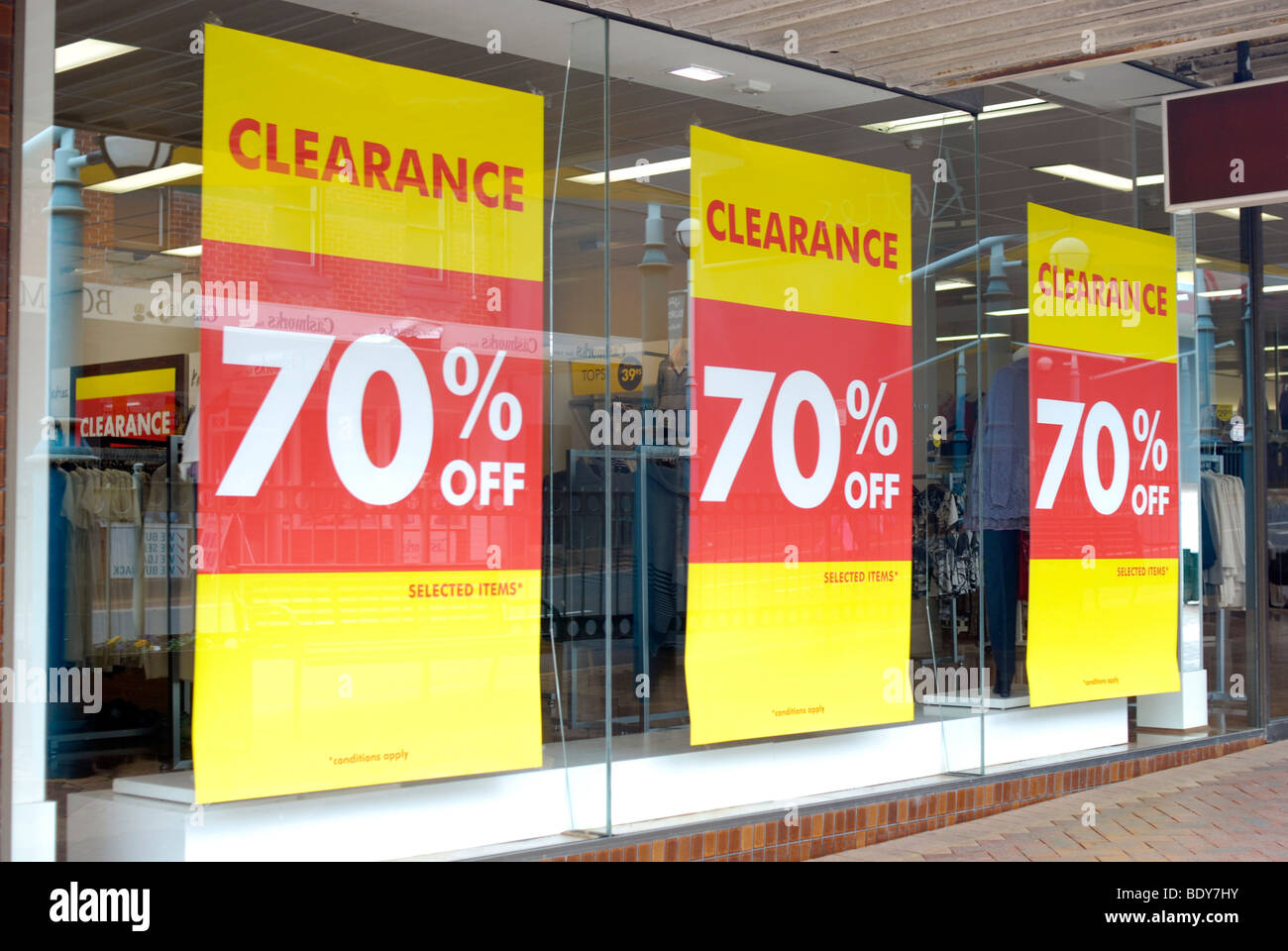 Clearance sale signs hi-res stock photography and images - Alamy