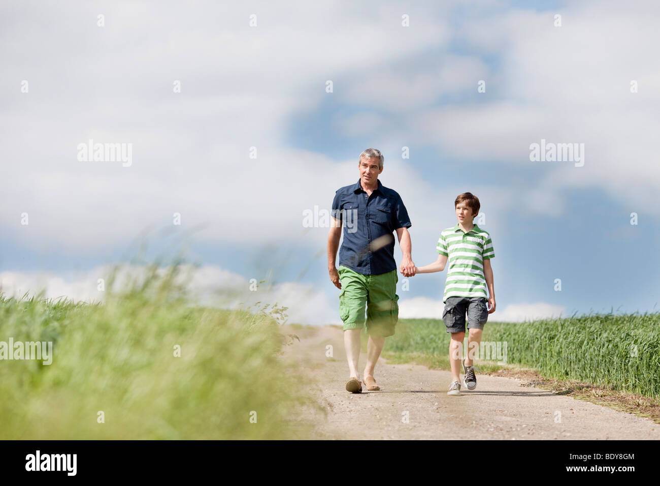 Семья на проселочной дороге. Отец и сын дорога картина. Отец и сын идут по дороге. Папа с сыном идут. Папа с сыном идут за руку.