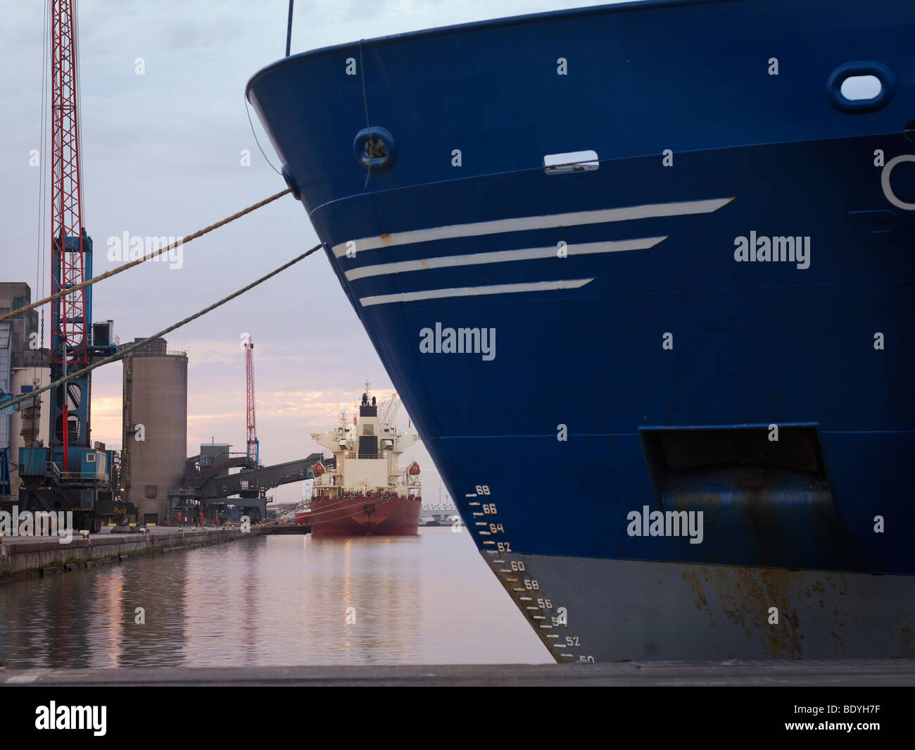 Mooring container ship hi-res stock photography and images - Alamy