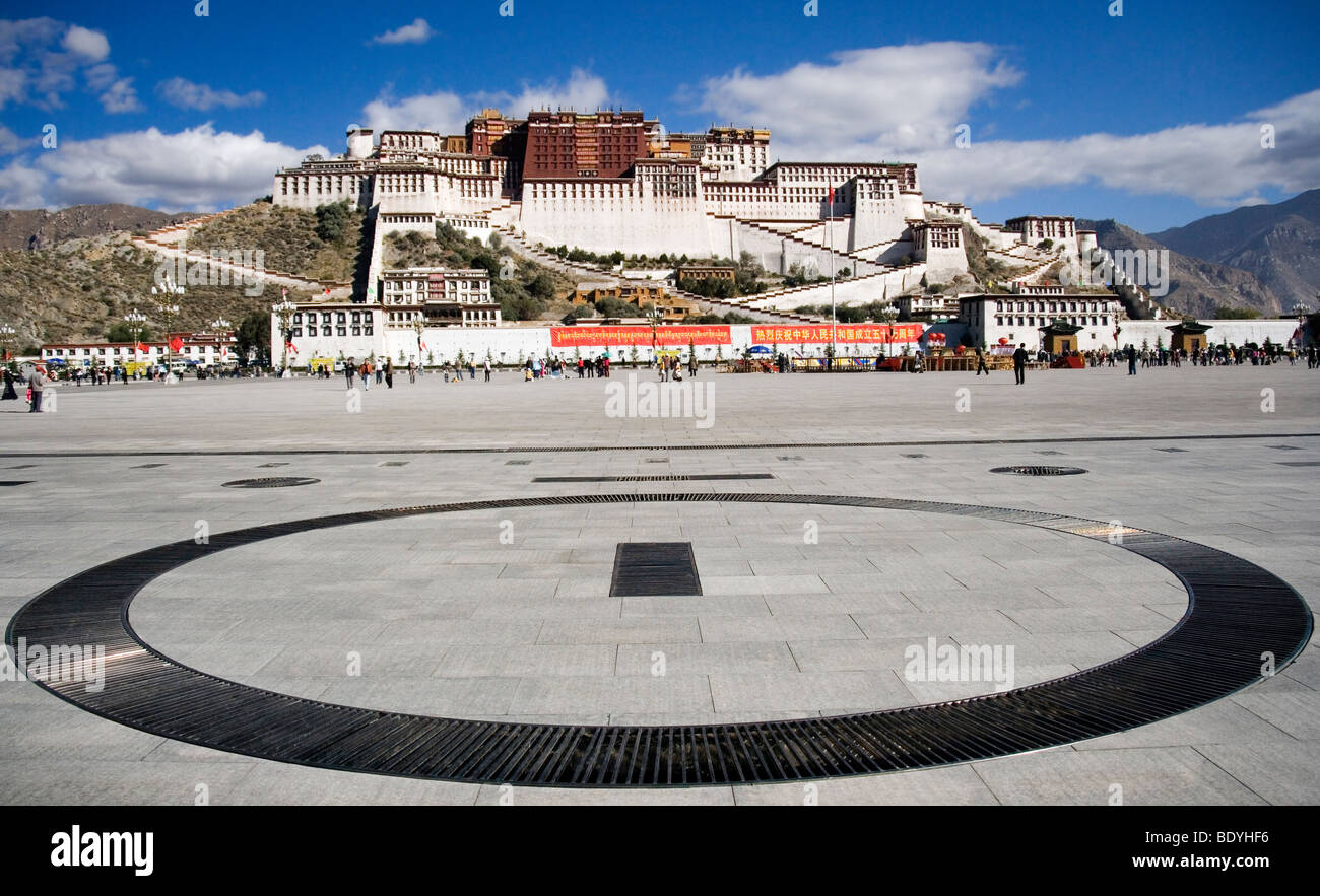 The Potala Palace in Lhasa in Tibet Stock Photo - Alamy