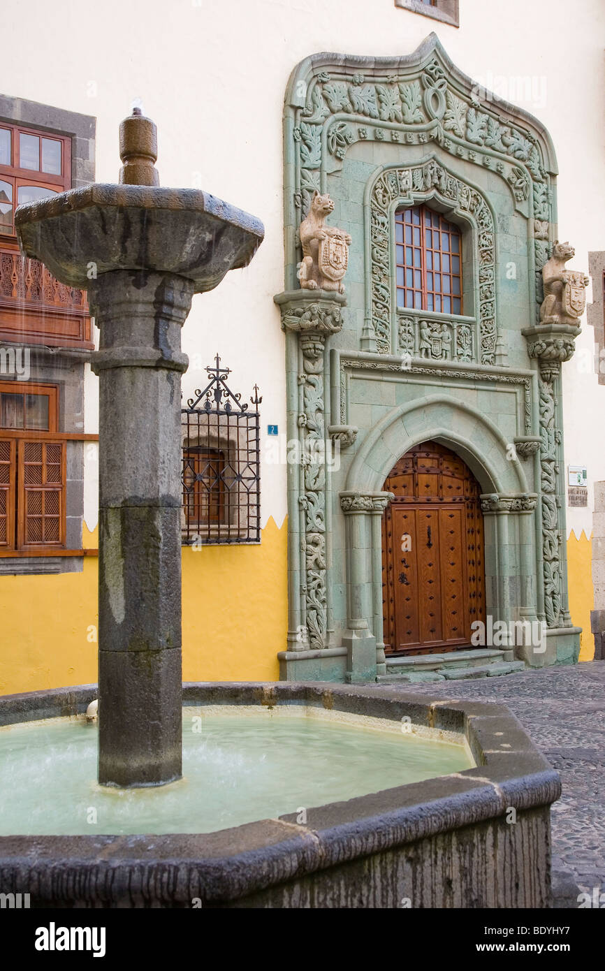 Ornate doorway and old gothic fountain in Vegueta, Las Palmas Stock Photo
