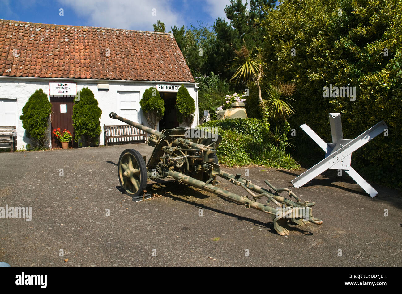 dh German Occupation Museum FOREST GUERNSEY German field gun entrance to museum wartime exhibit second world war channel islands military gunnery 2nd Stock Photo