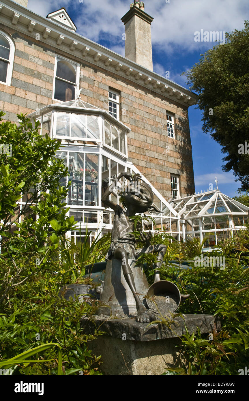 dh Samsmarez Manor ST MARTIN GUERNSEY Garden sculpture and Samsmarez manor granite house martins island art Stock Photo