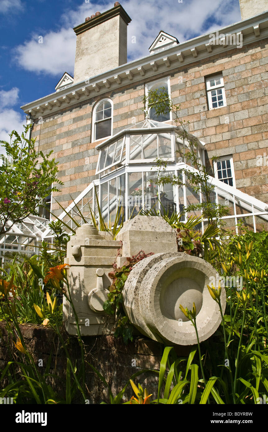 dh Samsmarez Manor ST MARTIN GUERNSEY Garden sculpture and Samsmarez manor granite house island art Stock Photo