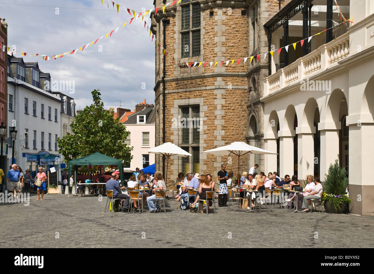 dh The Market Buildings ST PETER PORT GUERNSEY Dining out Les Arcades The Market Buildings Market Square plaza people cafe Stock Photo