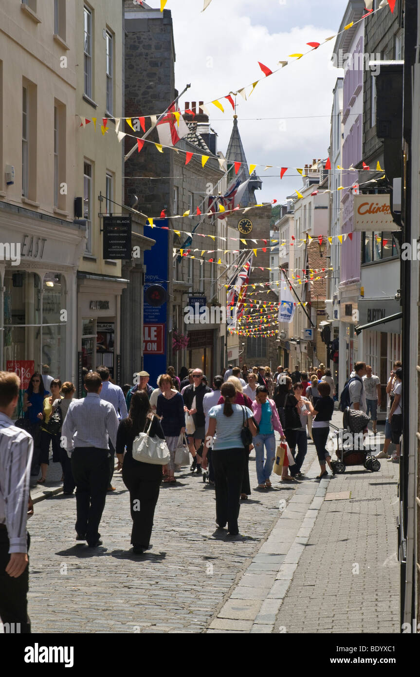 dh High Street ST PETER PORT GUERNSEY Shoppers in St Peter Ports main shopping street streetscene peters cobbled Stock Photo