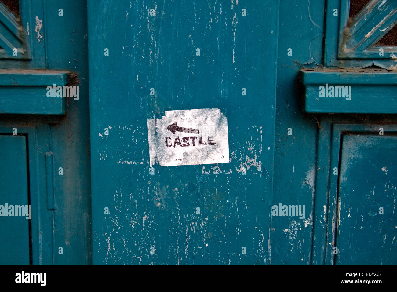 Sign to Edinburgh Castle, hand drawn anonymously on a torn crime leaflet stuck on a disused police box. Stock Photo