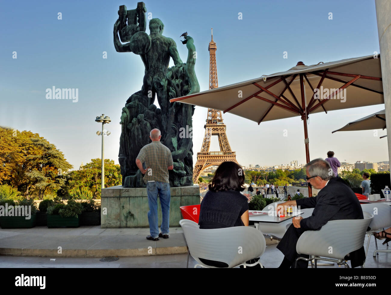 Paris, France, Couple Sharing Drinks in French Cafe Bistro Restaurant, Sidewalk terrace in Trocadero, parisian bistro table, holiday, restaurant view Stock Photo