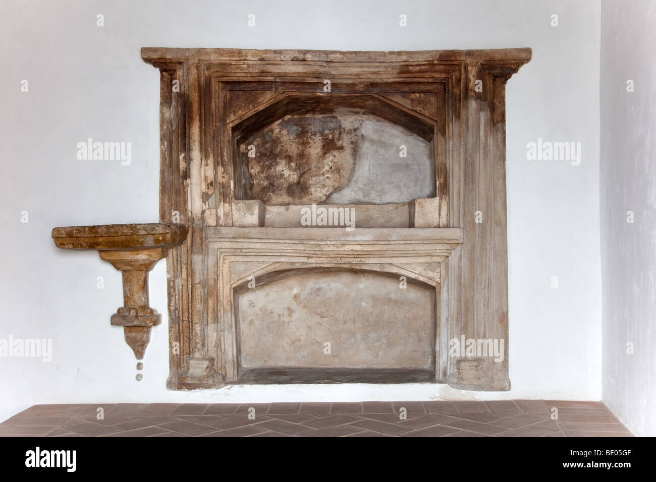 Aron ha kodesh (Torah Ark) in the Medieval Sephardic Synagogue (13th ...