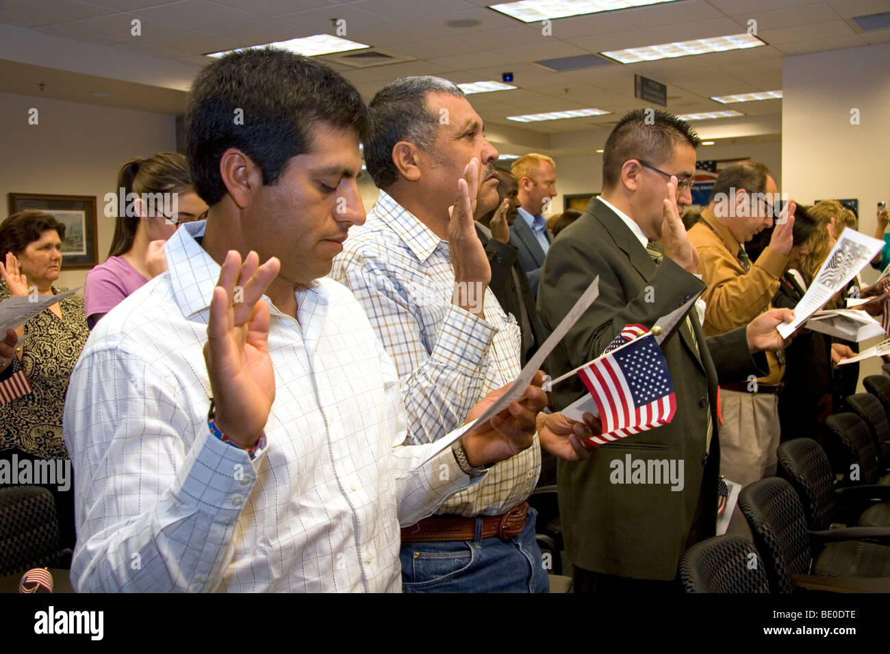 New United States citizens raise their right hand for citizenship oath ceremony in Idaho, USA. Stock Photo