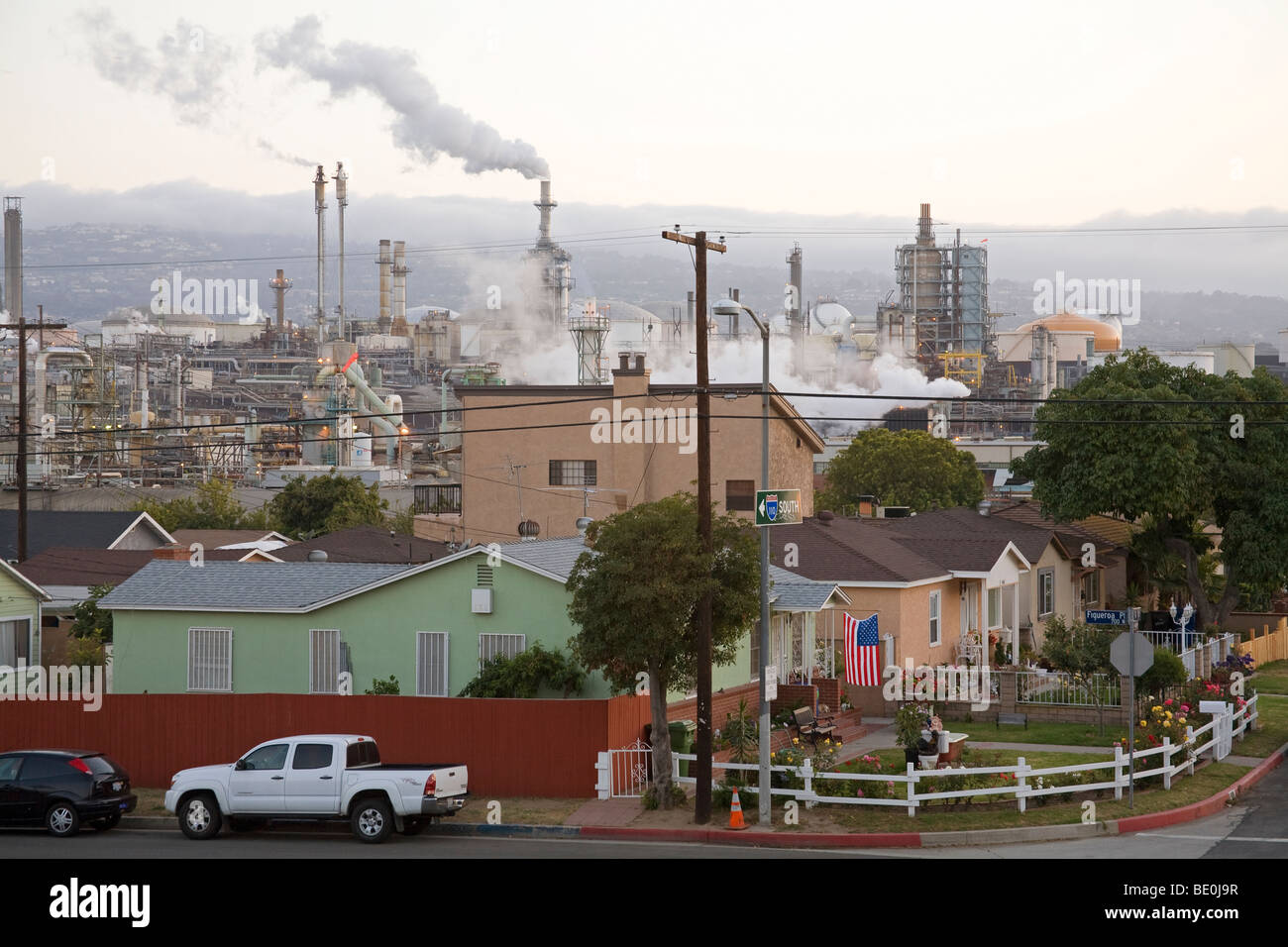 residential-houses-next-to-oil-refinery-at-wilmington-los-angeles-BE0J9R.jpg