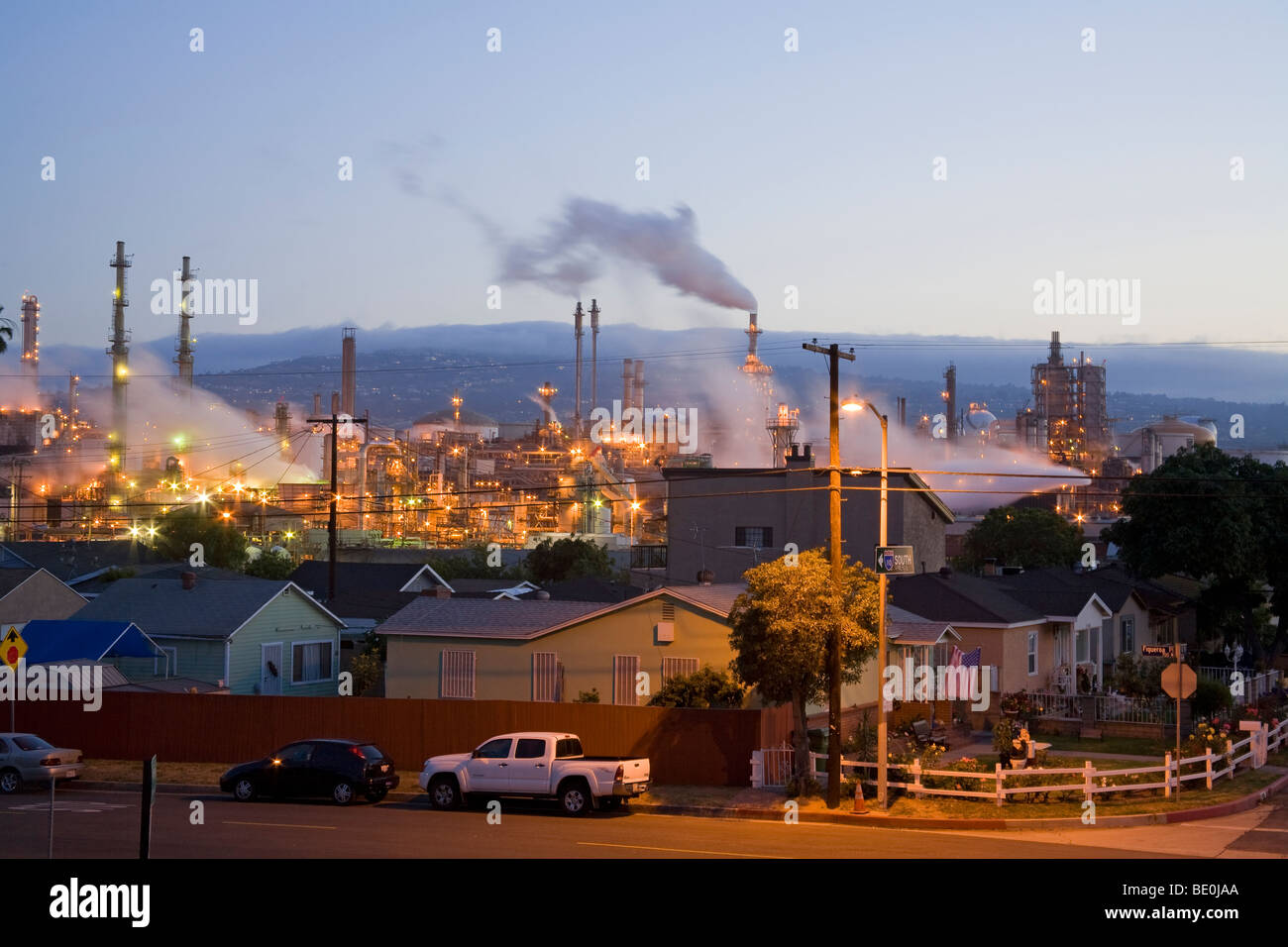 residential-houses-next-to-oil-refinery-at-wilmington-los-angeles-BE0JAA.jpg