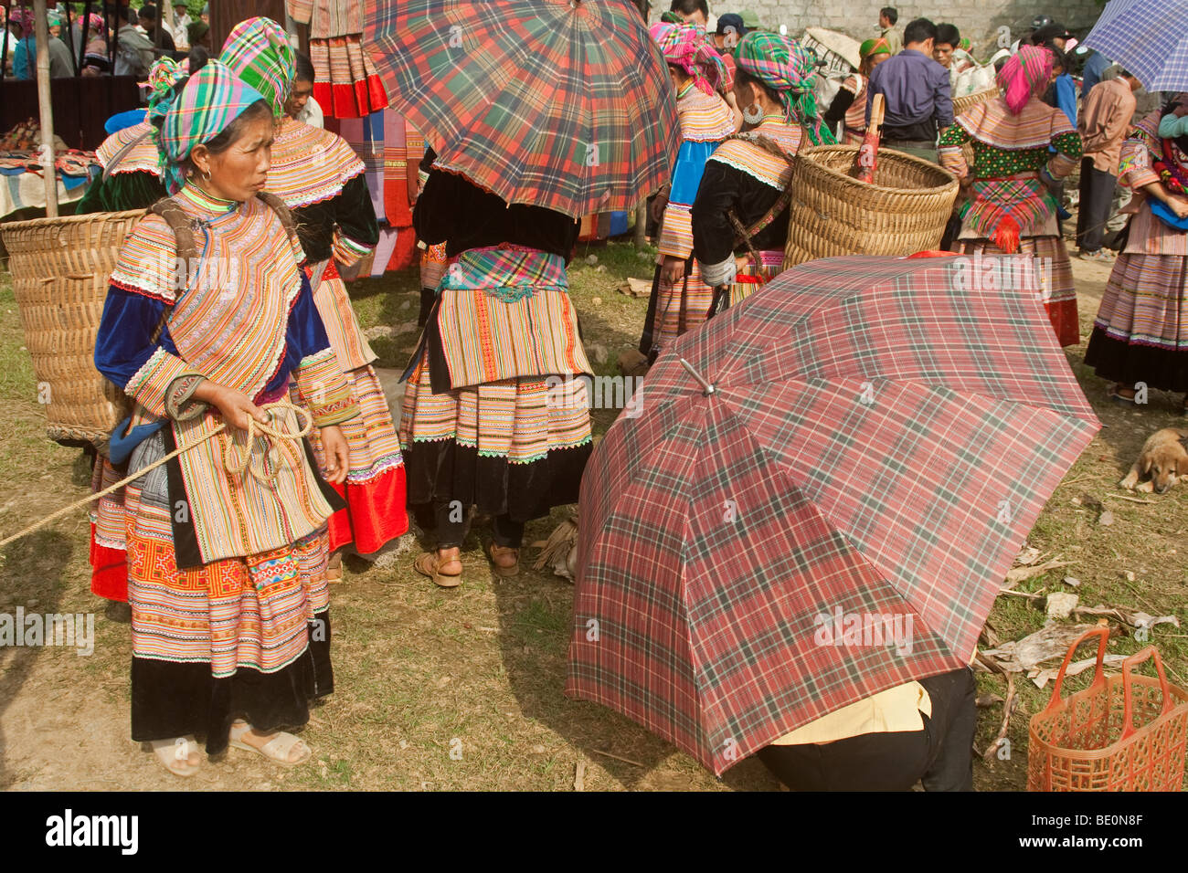 Flower H'mong tribals using umbrellas for sun shade at Bac Ha market, Vietnam Stock Photo
