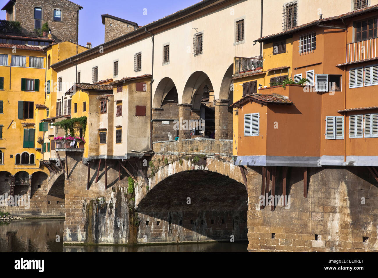 https://c8.alamy.com/comp/BE0RET/tuscany-florence-14th-century-ponte-vecchio-bridge-across-river-arno-BE0RET.jpg