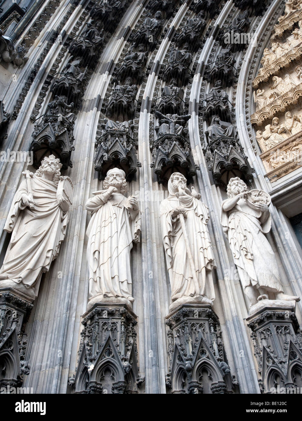 Carved stone statues at entrance to Cologne Cathedral Stock Photo Alamy