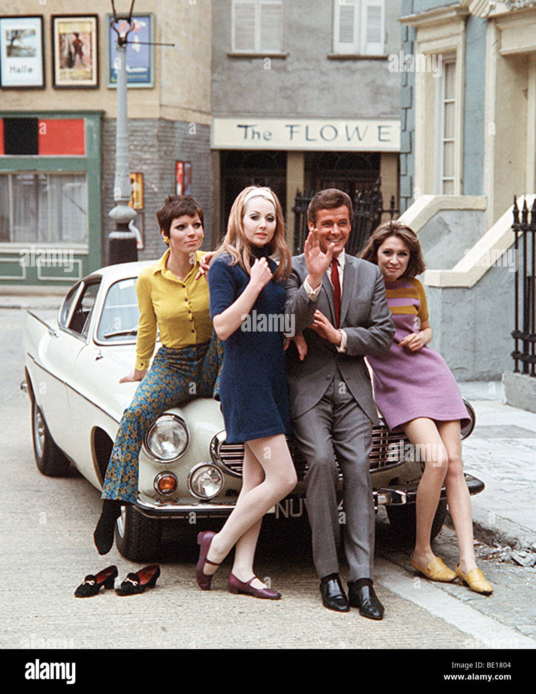 THE SAINT - UK TV series (1960-69) with Roger Moore as Simon Templar and cast members on the Elstree back lot Stock Photo