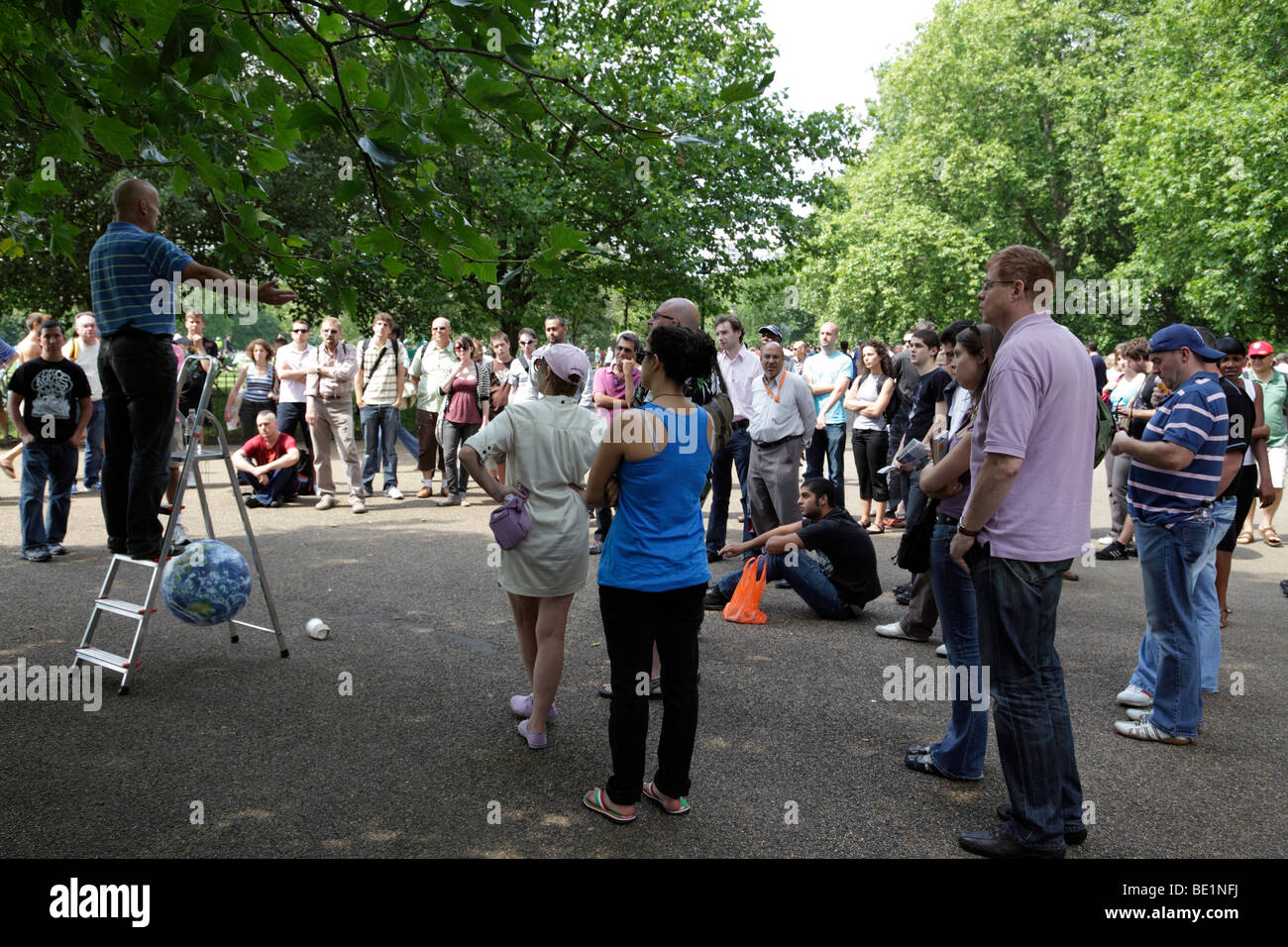 crowds gather to listen at speakers corner hyde park london uk Stock Photo