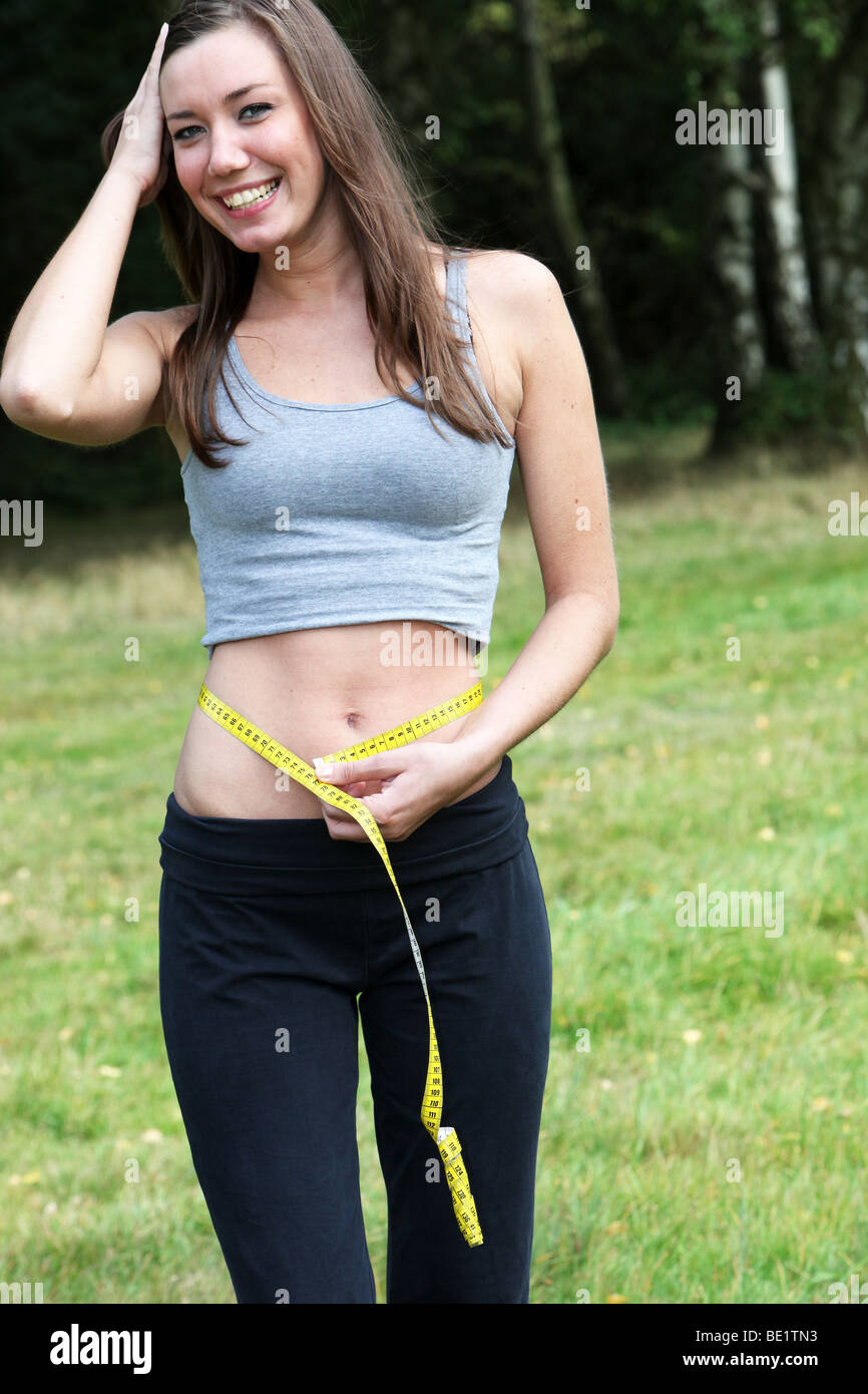 https://c8.alamy.com/comp/BE1TN3/young-woman-measuring-waist-circumference-with-a-tape-measure-in-elegant-BE1TN3.jpg