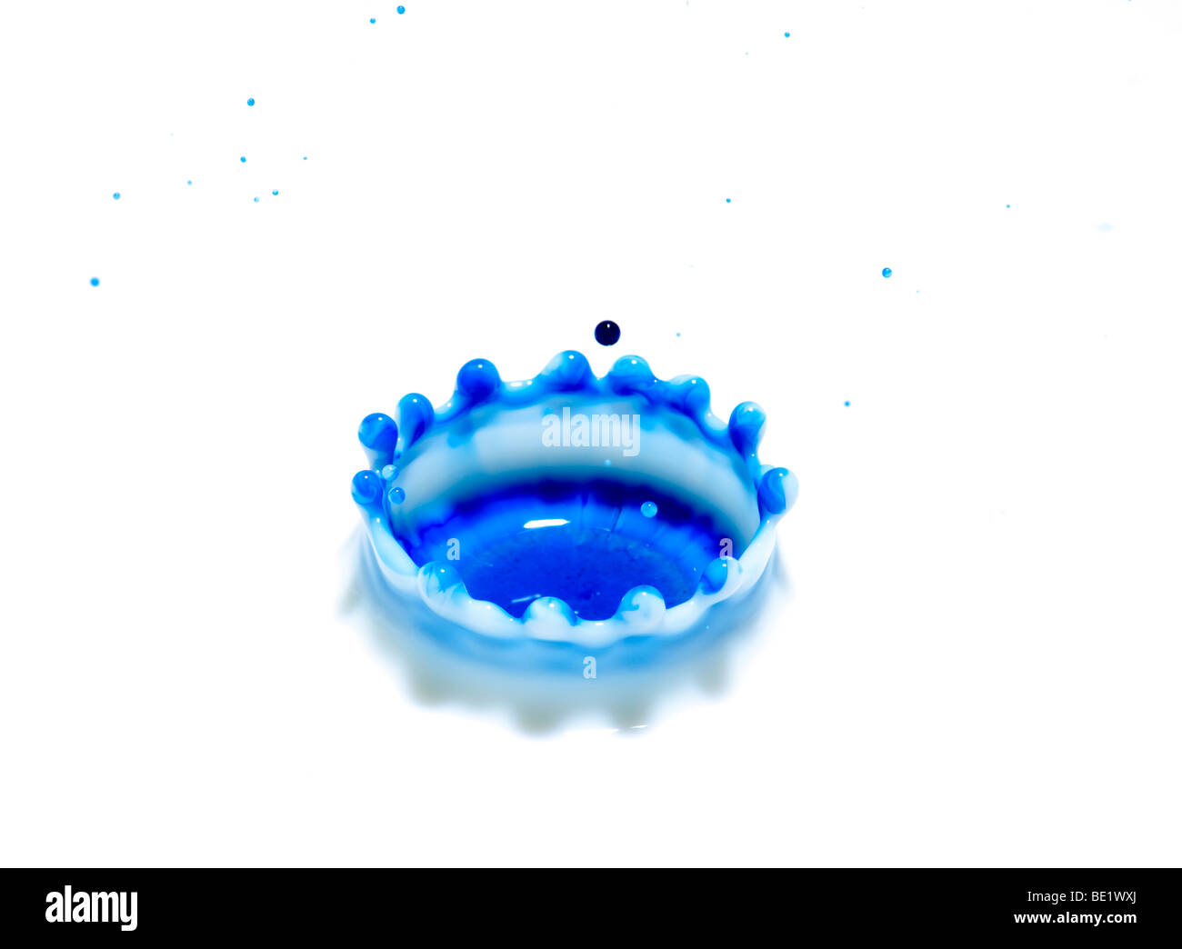 Ink droplet impact High-speed photographic technique showing coronet which forms after a droplet hits the surface of a liquid Stock Photo