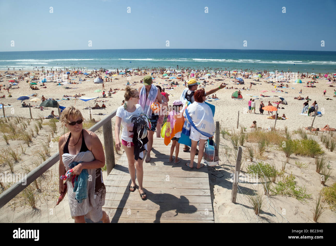 Crowds on the beach at Biscarrosse, Aquitaine, France Stock Photo