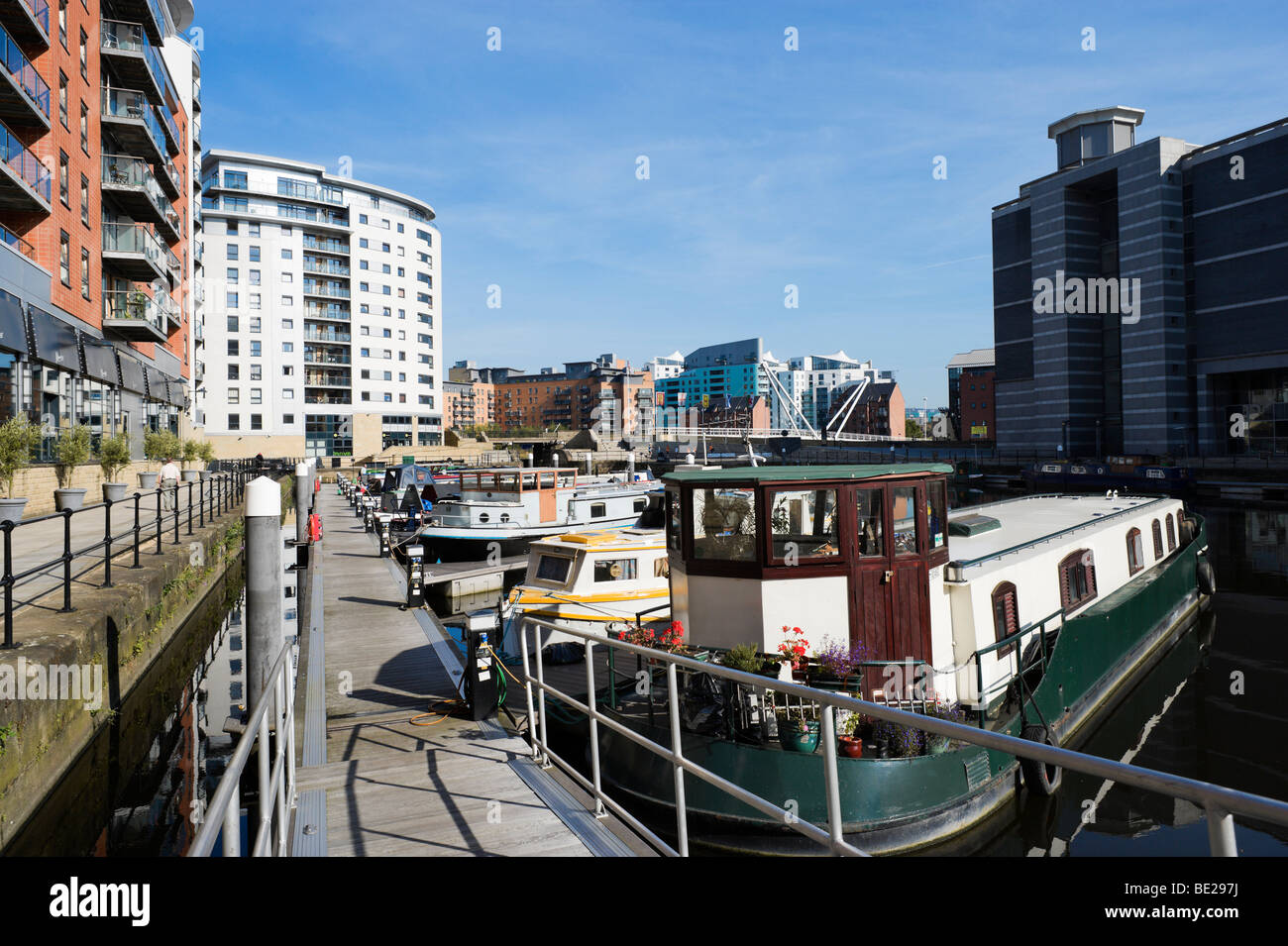 Houseboats and apartments on the River Aire with the Royal Armouries behind, Clarence Dock, Leeds, West Yorkshire, England Stock Photo