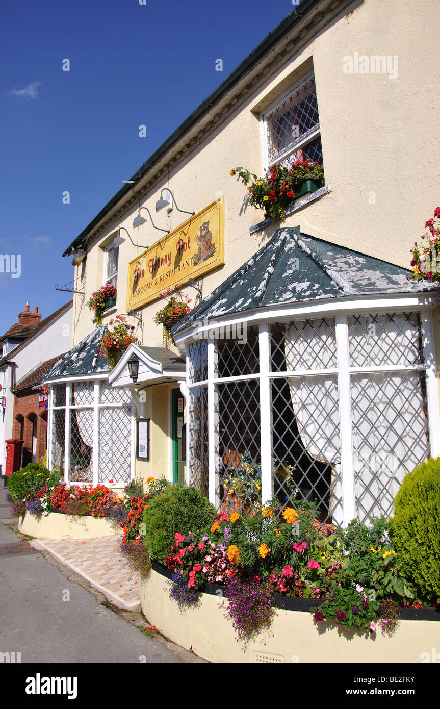 'The Honeypot' Tearooms, Winchester Street, Overton, Hampshire, England, United Kingdom Stock Photo