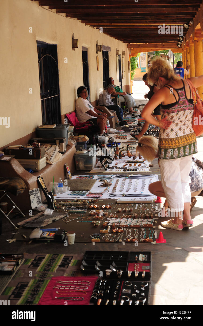 USA Albuquerque, New Mexico-Old Town-Indians selling jewelry and crafts Stock Photo