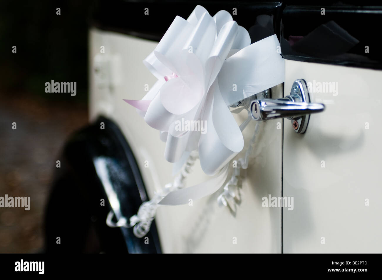 Classic Austin 10 with a light pink ribbon attached to the door handle Stock Photo