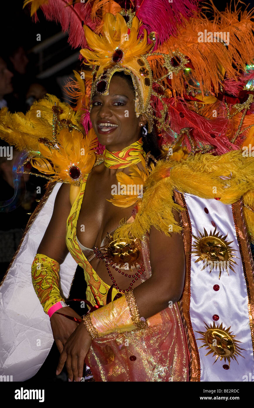 https://c8.alamy.com/comp/BE2RDC/brasil-brazilian-peacock-costume-samba-dancer-ethnic-thames-festival-BE2RDC.jpg