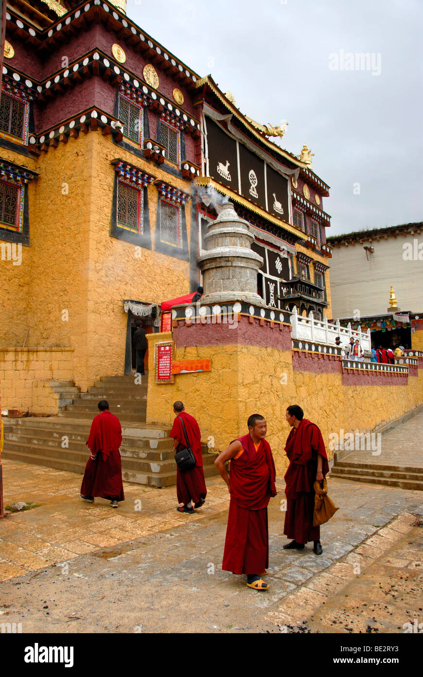 Tibetan Buddhist monks in red robes in front of the temple, Monastery Ganden Sumtseling Gompa, Zhongdian, Shangri-La, Yunnan Pr Stock Photo