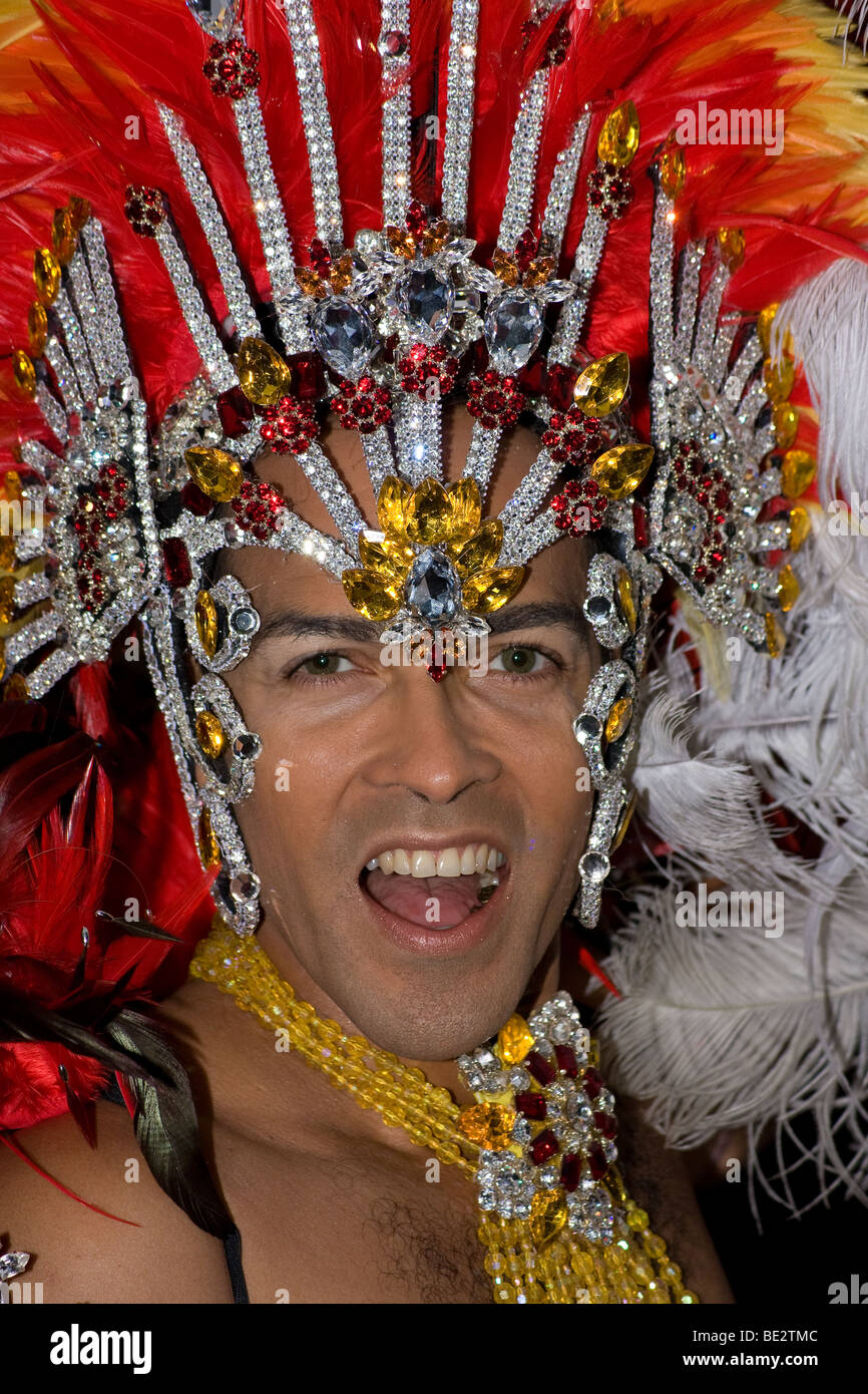 https://c8.alamy.com/comp/BE2TMC/brasil-brazilian-peacock-costume-samba-dancer-ethnic-thames-festival-BE2TMC.jpg
